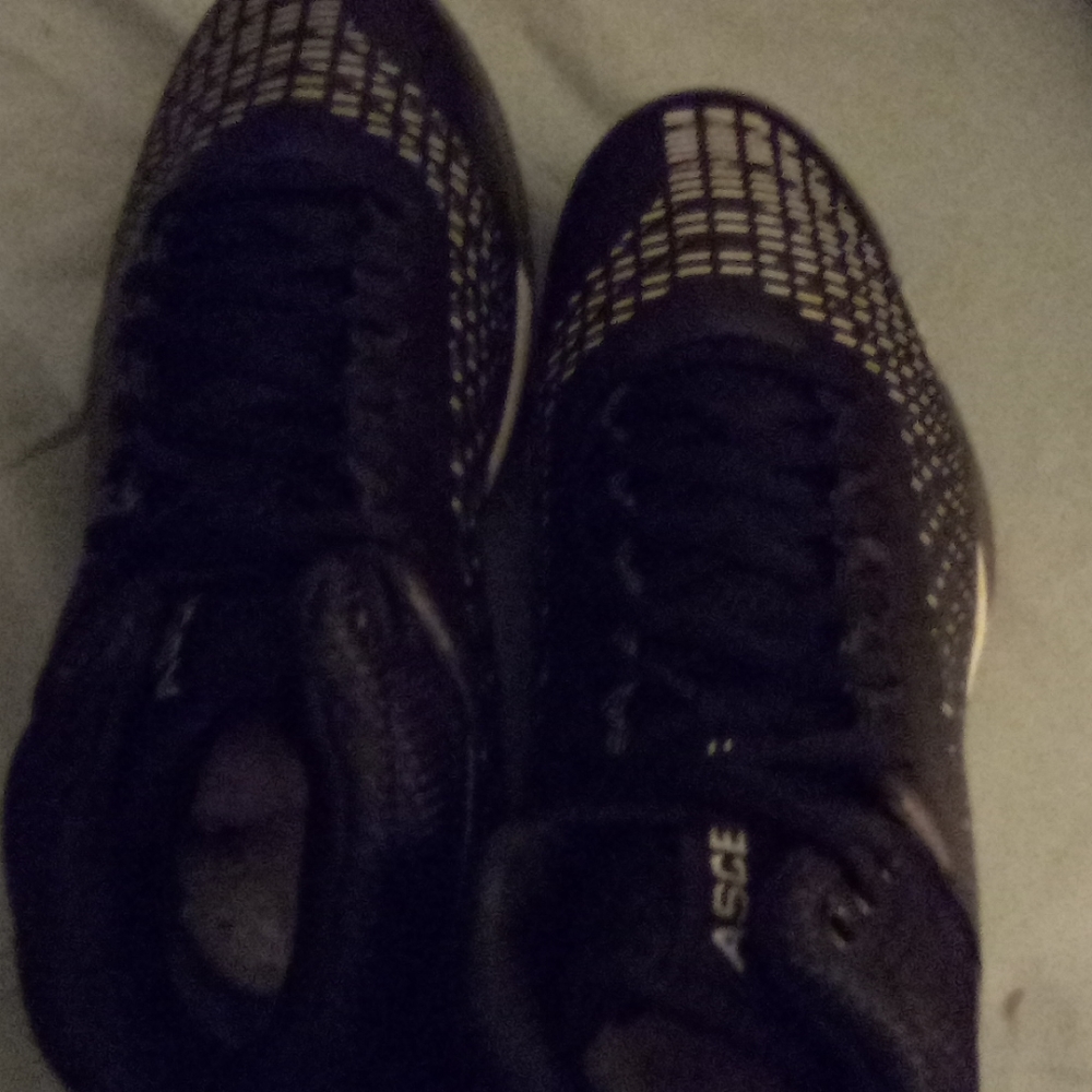 Sports shoes